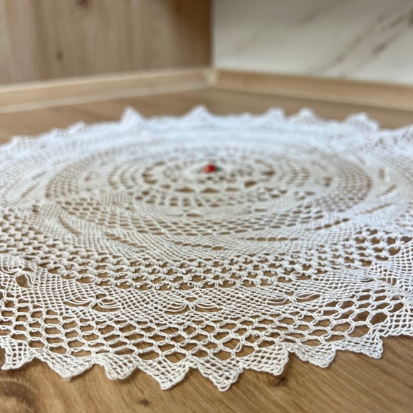 Hand Knit Floral Circle Doily Tablecloth, Tablecloth Crocheted, Vintage Cloth - Picture 4 of 4